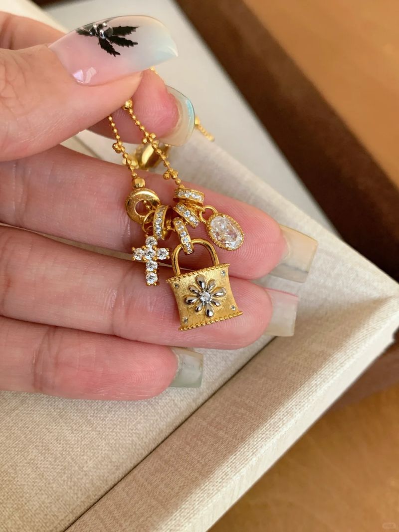 La collana con lucchetto a croce più gettonata per le donne su Xiaohongshu è una collana di lusso, leggera e di alta gamma._voghion.com
