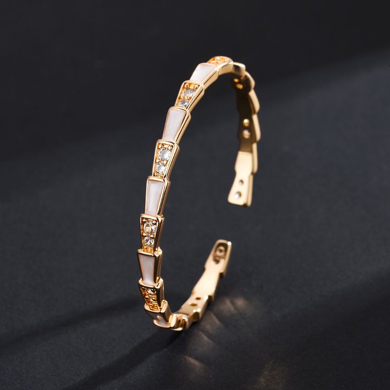 T Brand placcato oro, squisito serpente in madreperla bianca per donna, micro-intarsiato, leggero, lussuoso, temperamento alla moda_voghion.com