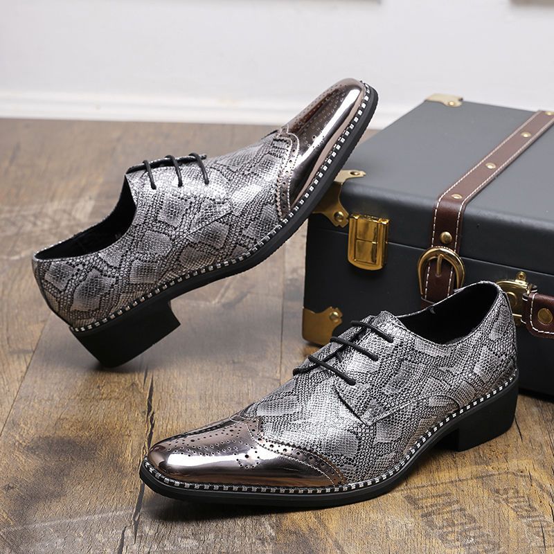 Britische Herren-Brogues aus spitzem Leder mit doppelter Lufteinlage und Alligatorleder-Optik – ein echter Hingucker._voghion.com