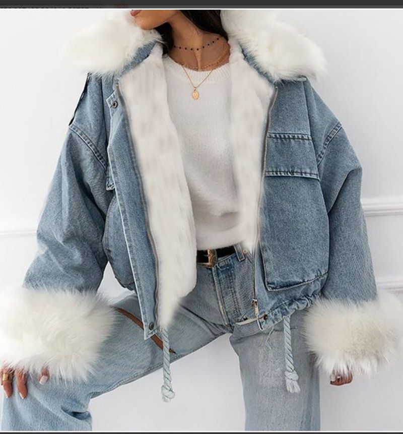 Puszysta kurtka dżinsowa z kołnierzem ze sztucznego futra dla kobiet – jasnoniebieski, vintage'owy, sprany płaszcz w stylu streetwear z przytulną podszewką z polaru_voghion.com