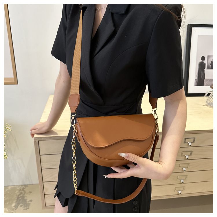 Piccola borsa a mano per donna 2024 nuova borsa a tracolla singola alla moda primavera ed estate, design di nicchia, tracolla larga,_voghion.com