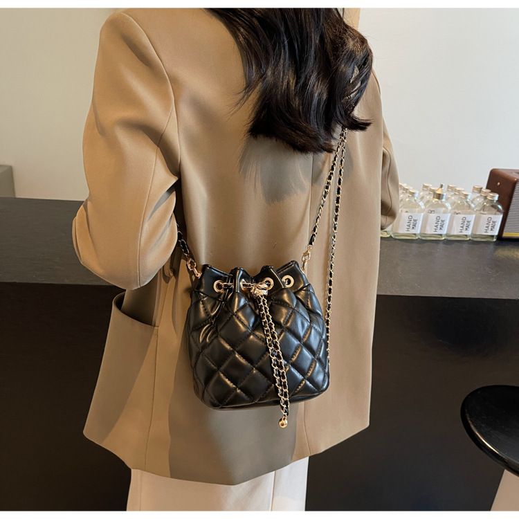 Damen Bucket Bag Diamond Chain Crossbody Bag Kleine Bucket Bag mit Kordelzug Leichte, luxuriöse, runde Bucket Bag Umhängetasche Crossbody Bag Frau_voghion.com