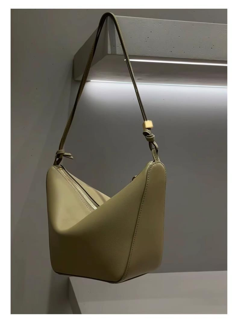Amaca italiana in pelle bovina dal design di fascia alta e di nicchia, con una borsa a tracolla sotto le ascelle, borsa per amaca hobo_voghion.com