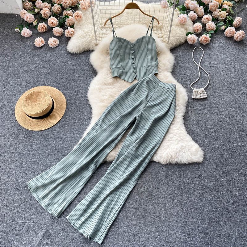 Abiti da donna alla moda ed eleganti, leggeri e maturi, canotta a righe, gilet, pantaloni, completo due pezzi_voghion.com