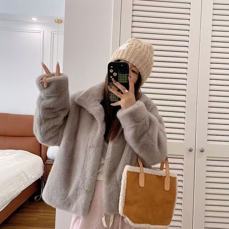 Cappotto in visone sintetico effetto velluto: la seduzione invernale corta e comoda (colletto alto, glamour cruelty-free per piccole e potenti)_voghion.com