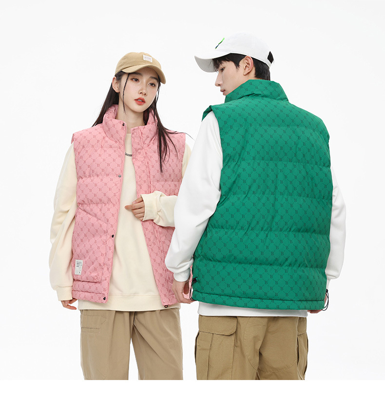Damenmode-Paar trägt ärmellose Weste, lockere Außenkleidung, Modemarke und warmen Baumwollmantel_voghion.com