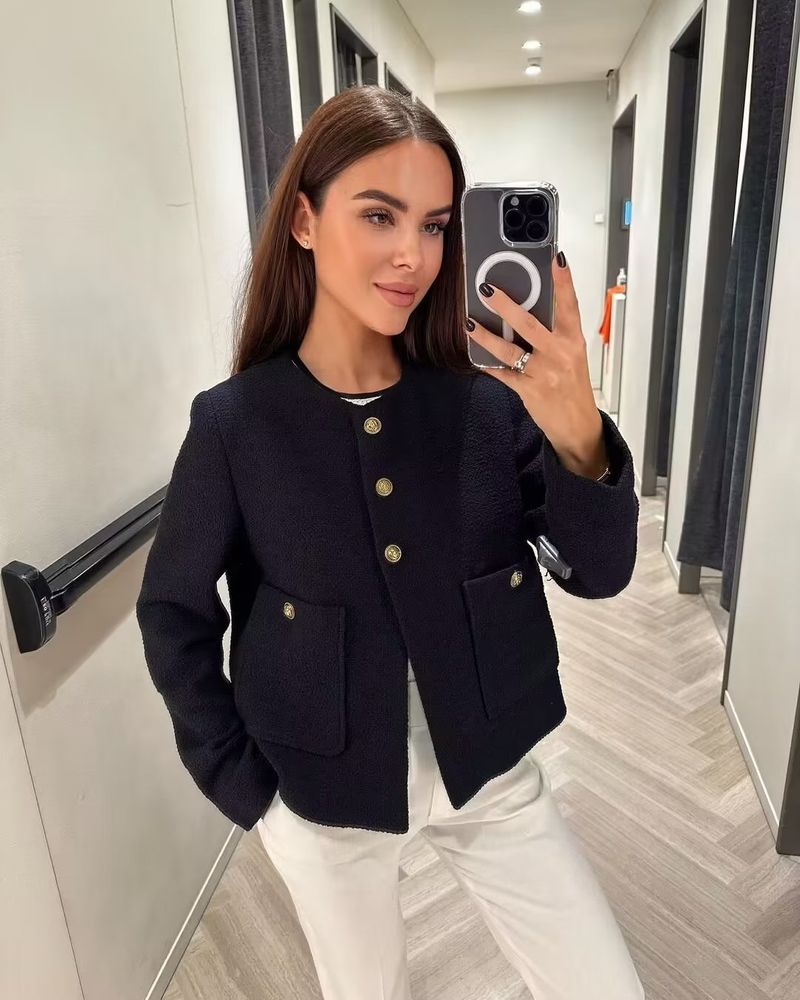 Elegante blazer corto da donna - Giacca in maglia testurizzata slim fit con scollo rotondo e chiusura con un bottone, bianco/nero/nero e bianco_voghion.com