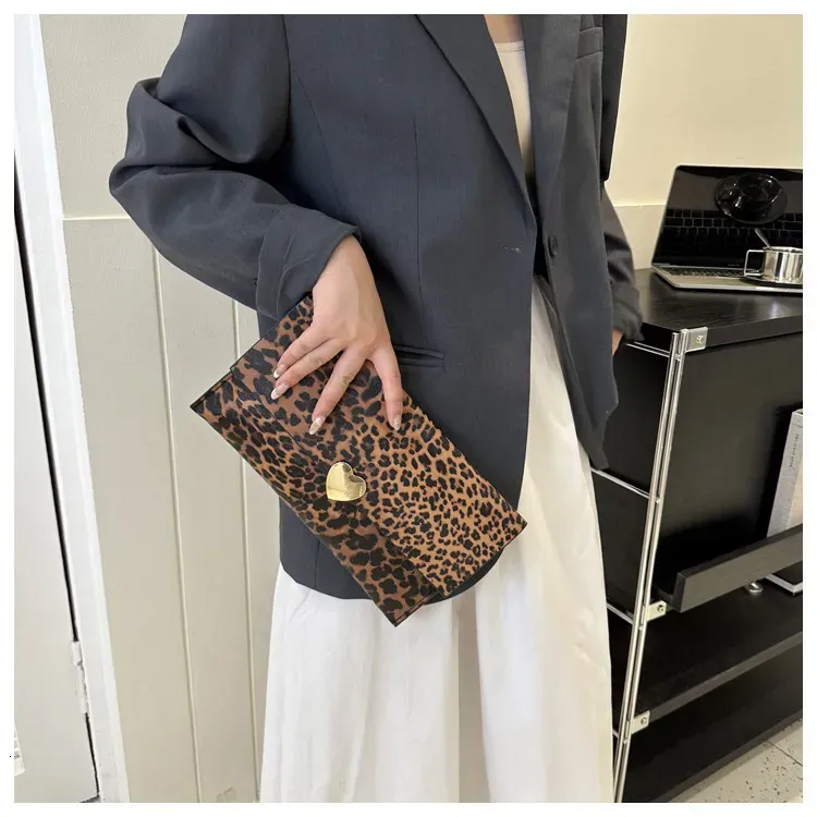 Portafoglio da donna di grande capacità in PU, alla moda, pochette con monete, chiuso, con stampa leopardata e a righe di mucca, 250314l_voghion.com