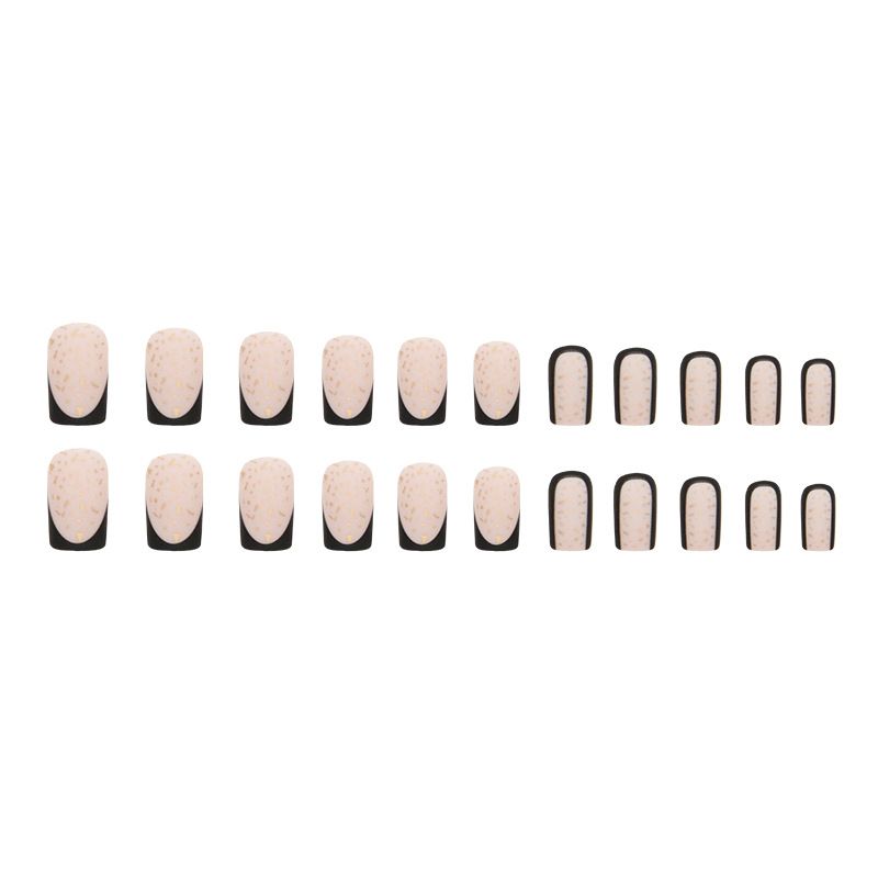 Unghie finte, nail art con frammenti di lamina d'oro nero e smalto satinato, unghia quadrata di media lunghezza_voghion.com