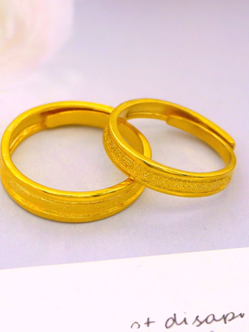 Sandgoldener Ring für Paare in Hochzeitsfarbe, mit glatter, plattierter Oberfläche, die lange nicht verblasst._voghion.com