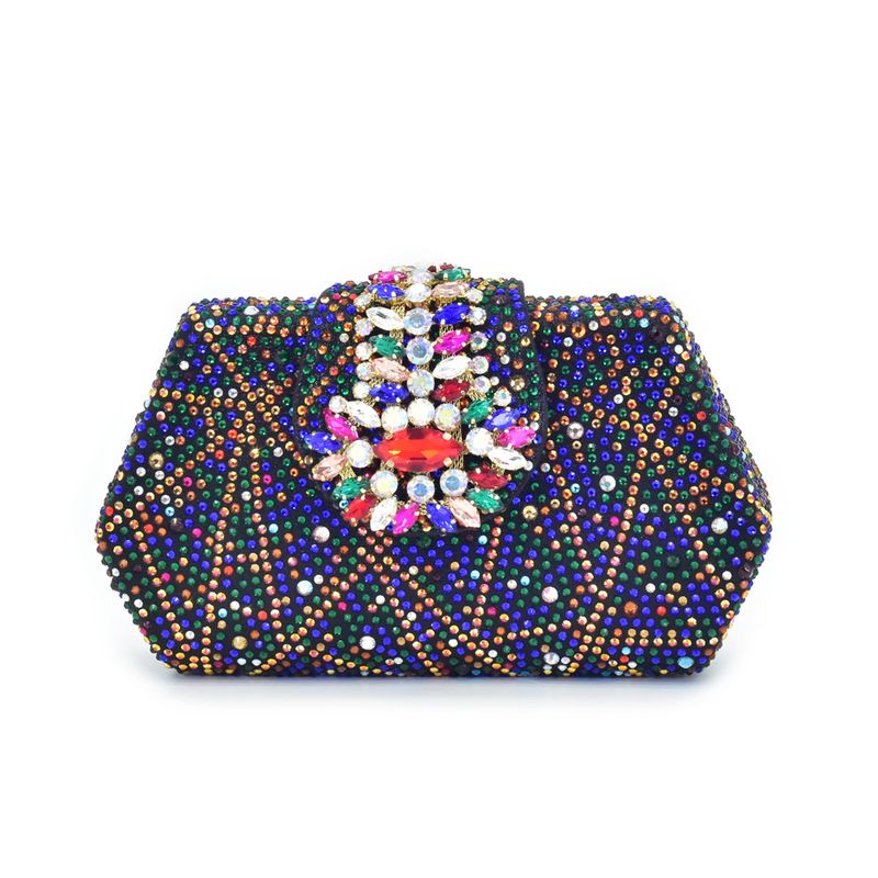 Scarpe con tacco medio e punta a punta in strass con design a tacco alto con diamanti abbinate a una borsa da sera alla moda con diamanti._voghion.com