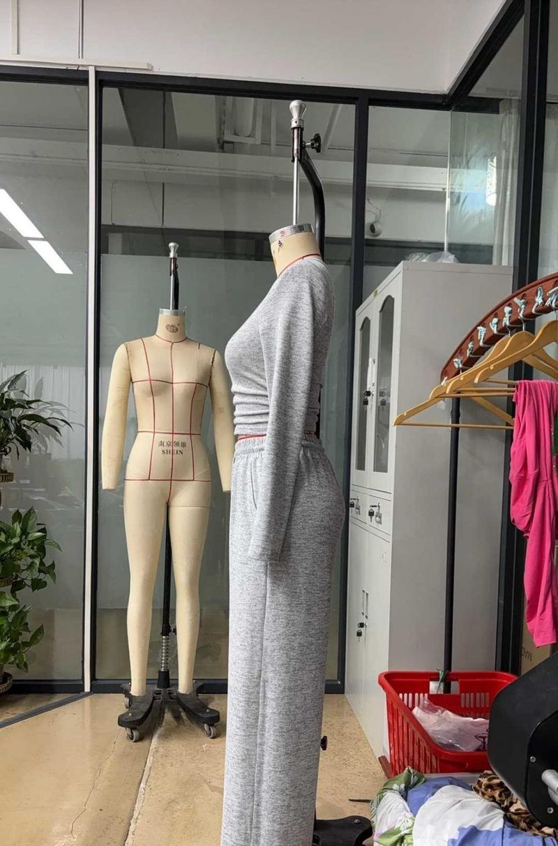 Conjunto de duas peças feminino, blusa slim de cor sólida com botões e calças compridas, novo outono de 2024_voghion.com
