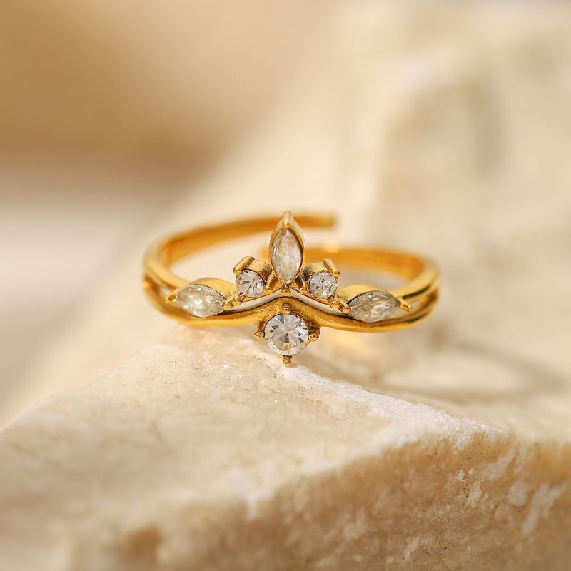 Celebridad de Internet INS con el mismo diseño, anillo de mujer de circonita cúbica blanca irregular bañado en oro de acero inoxidable_voghion.com