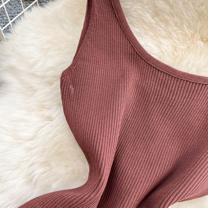 Abito da donna Pure Desire in maglia con scollo a U e bretelle, gonna monopetto con spacco snellente e lunghezza media_voghion.com