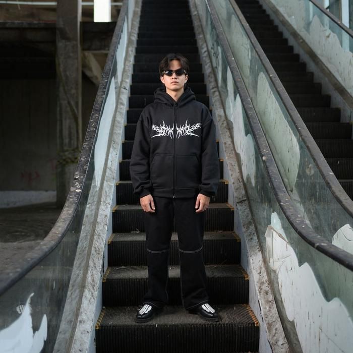 Felpa con cappuccio e cerniera da strada con stampa scura, stile gotico, autunno inverno 2025_voghion.com