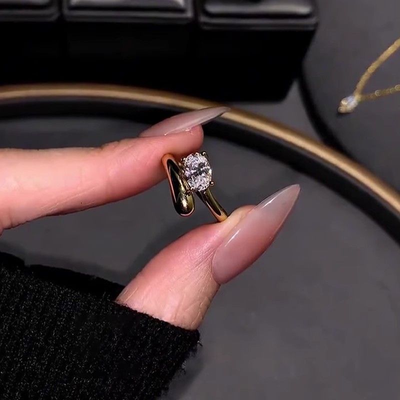 Kyyhkysenmuna-zirkoni naisille, hienostunut, niche-tyylinen, monipuolinen muotoilu, kevyt luksus, huippuluokan, etusormuksen sormus_voghion.com