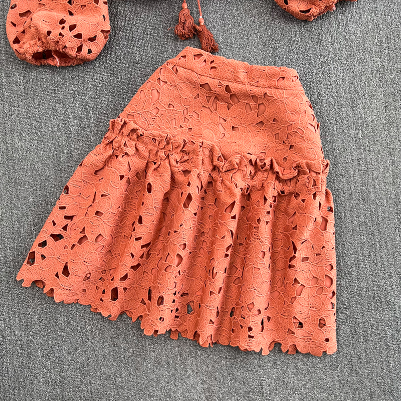 Conjunto feminino de duas peças com camisa curta e manga lanterna, cintura alta e saia justa em A_voghion.com