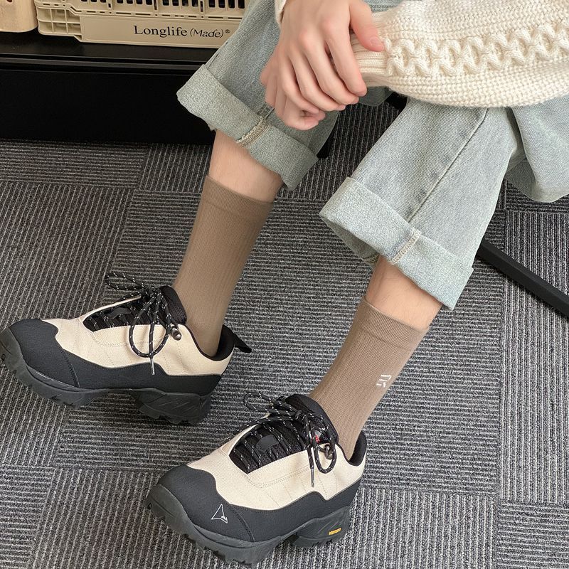 Calzini da uomo autunnali, nuovi, a righe verticali, con ricamo inglese, design semplice, calzini a tubo medio, all'ingrosso, in cotone pettinato, sportivi, da uomo_voghion.com