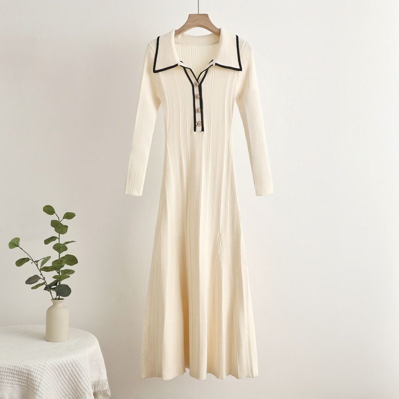 Elegante abito in maglia a coste con finiture a contrasto - Abito aderente di media lunghezza con bottoni_voghion.com