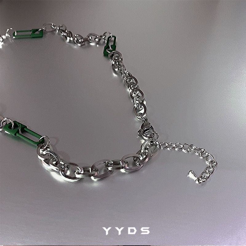 Collana da donna con orso dolce e violento, design di nicchia, catena per felpa con croce avvolta, accessori autunno inverno per_voghion.com