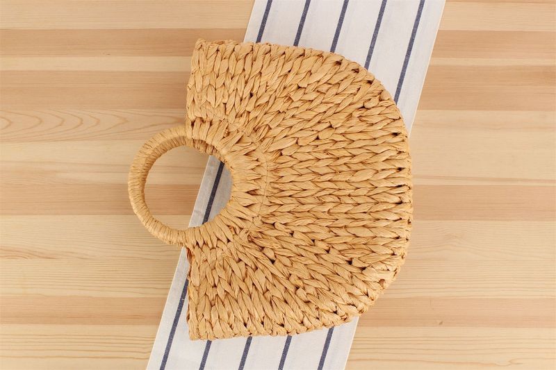 Neue Handtaschen-Stile 2024, süße Handtaschen aus Stroh mit Pompoms, handgewebte Taschen in einfarbigen Buchstaben, Strandtaschen für den Urlaub am Meer._voghion.com