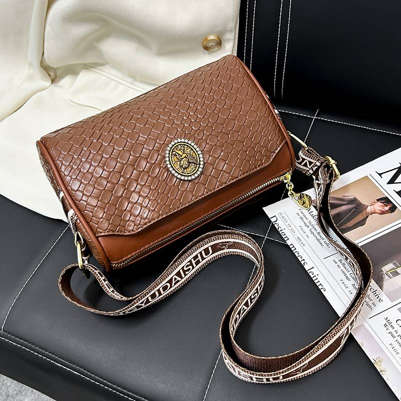 Kožená dámská taška Crossbody Polštář Barrel Woven_voghion.com