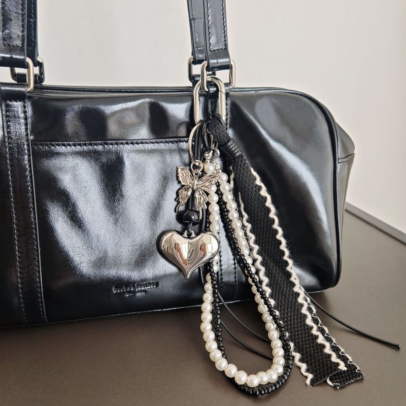 Pandantiv pentru geantă, stil post-apocaliptic, fluture maro și inimă - accesoriu pentru geantă din denim și frânghie împletită (design minimalist)_voghion.com