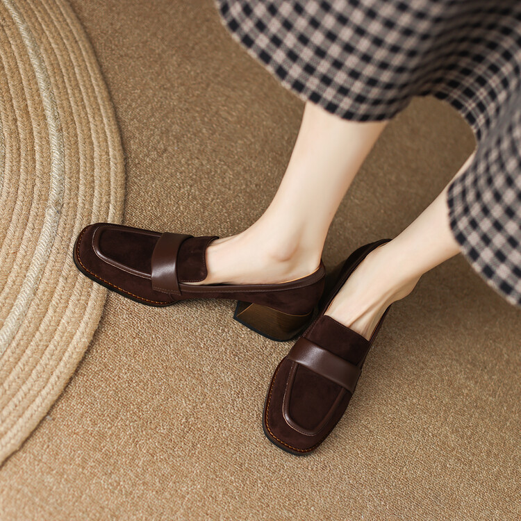 Scarpe singole con testa quadrata retrò in stile britannico da donna spesse 2023 primavera e autunno nuovi mocassini smerigliati e tacchi alti slip-on_voghion.com