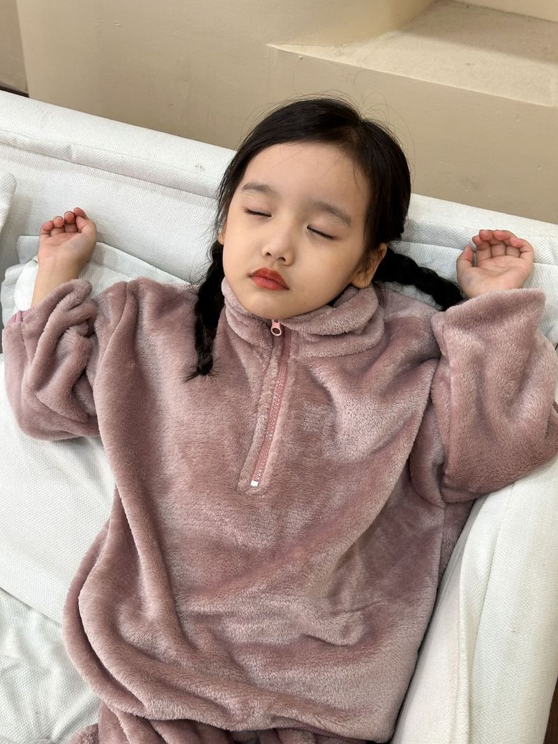El terciopelo coralino del bebé del otoño/invierno de los muchachos de los pijamas de la franela de los niños fijó Homewear de las muchachas de los niños_voghion.com