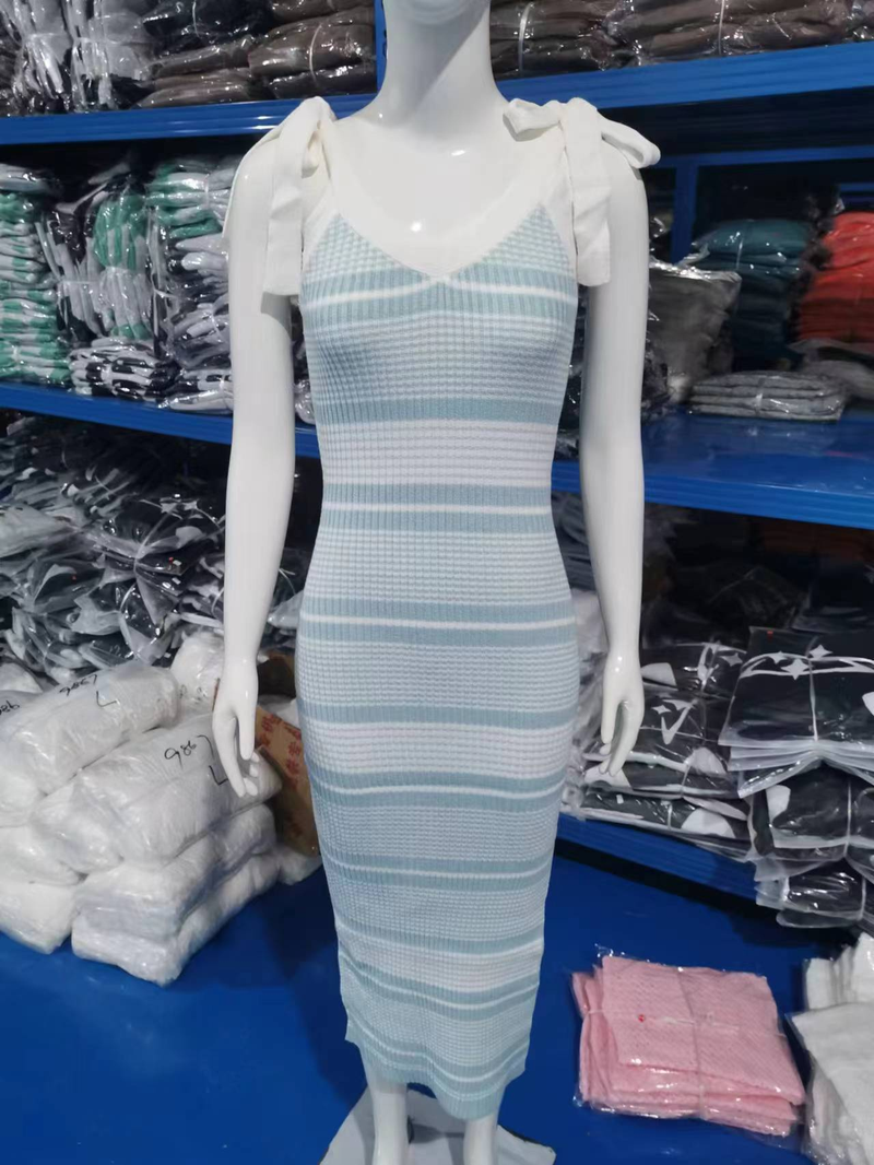 Modisches, gestreiftes, ärmelloses Strickkleid mit V-Ausschnitt und Schleife für Damen_voghion.com