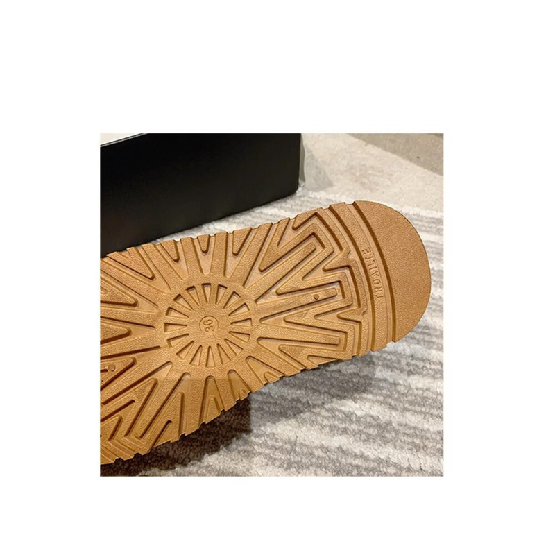Tazz-Hausschuhe für Damen, Tasman-Pelz-Slides, klassische Senfkern-Ultra-Mini-Plateau-Stiefel, Slip-on-Designer-Winterstiefeletten aus Wildleder und Wolle von Les Petites_voghion.com
