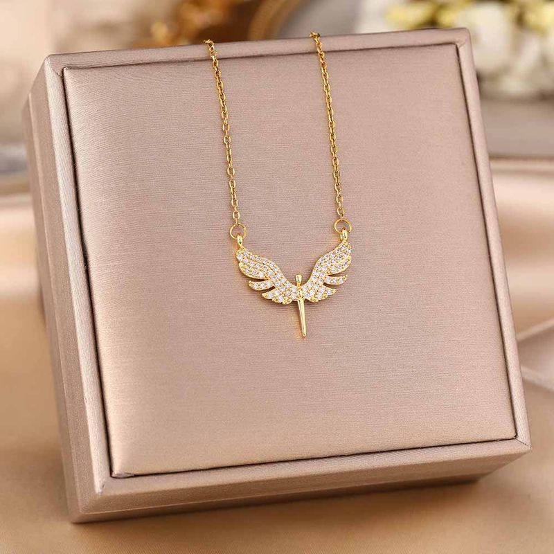 Colar de aço titânio com asas de anjo de zircônia para mulheres, design leve e luxuoso, acessórios de corrente de clavícula que fazem_voghion.com