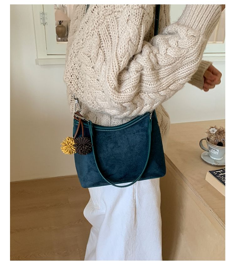 Sac à main en daim pour femme, nouvelle collection automne-hiver 2025, sac à bandoulière polyvalent, design de niche décontracté, sac seau à bandoulière simple_voghion.com