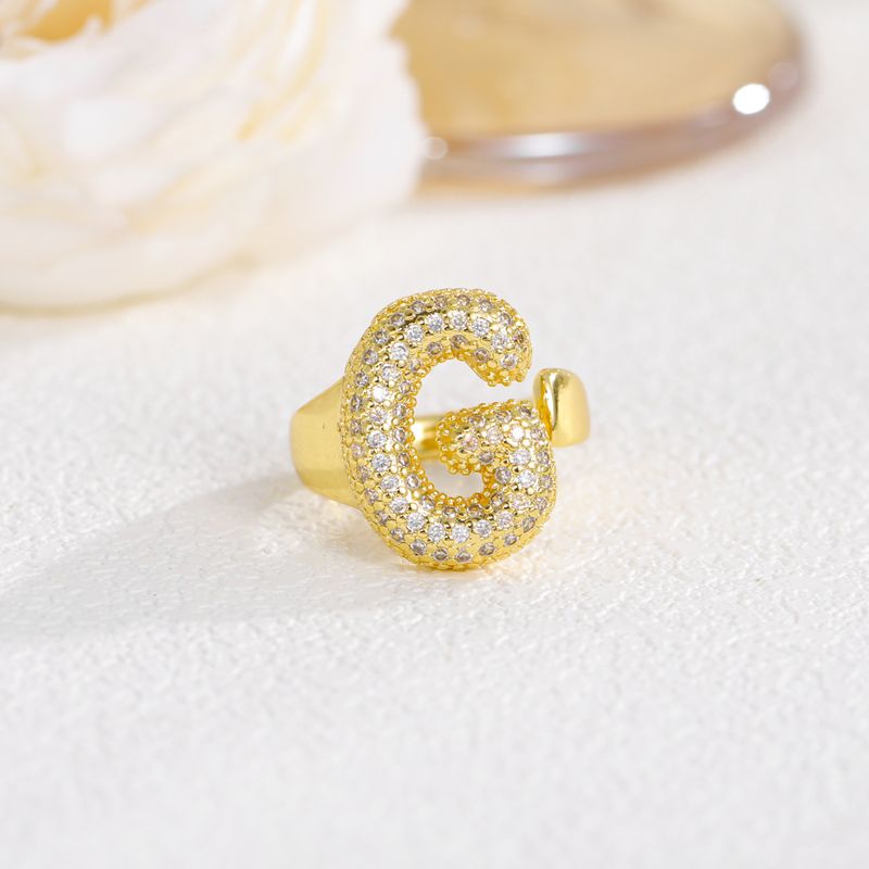 Anello aperto con diamanti e lettera a forma di bolla paffuta, intarsiato in rame e placcato in oro vero con zirconi_voghion.com