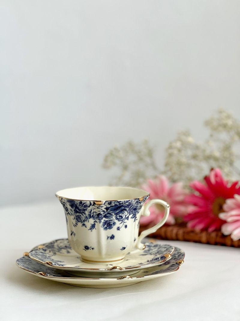 Atemberaubende Kaffeetasse aus Keramik im Palaststil, cremegelber Boden mit blauer Blume, 250 ml_voghion.com