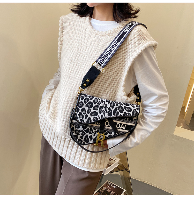 Borsa da sella a colori contrastanti di tendenza transfrontaliera 2023 nuova borsa a tracolla in stile straniero con stampa leopardata a lettera semplice estiva per le donne_voghion.com