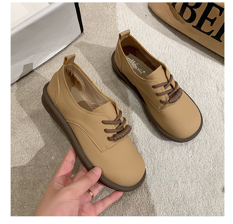 Dameloafers, myke skinnsko med flat bunn og snøring i britisk stil, små skinnsko i retro hvitt med skjørt i fransk stil._voghion.com