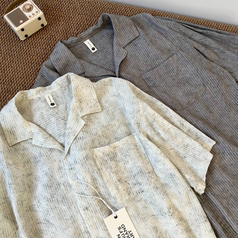 La nuova camicia da uomo con colletto cubano e design tie-dye dell'estate 2025 è caratterizzata da un top a maniche corte, ampio e casual._voghion.com