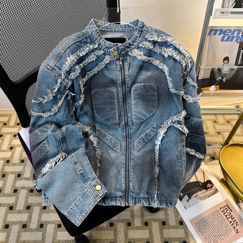 Herrenbekleidung: Amerikanische, strapazierfähige, kurze Jacke mit geprägten Schulterpolstern, robuste, im Retro-Stil gehaltene Denim-Reitjacke mit Stehkragen und rohen Kanten_voghion.com