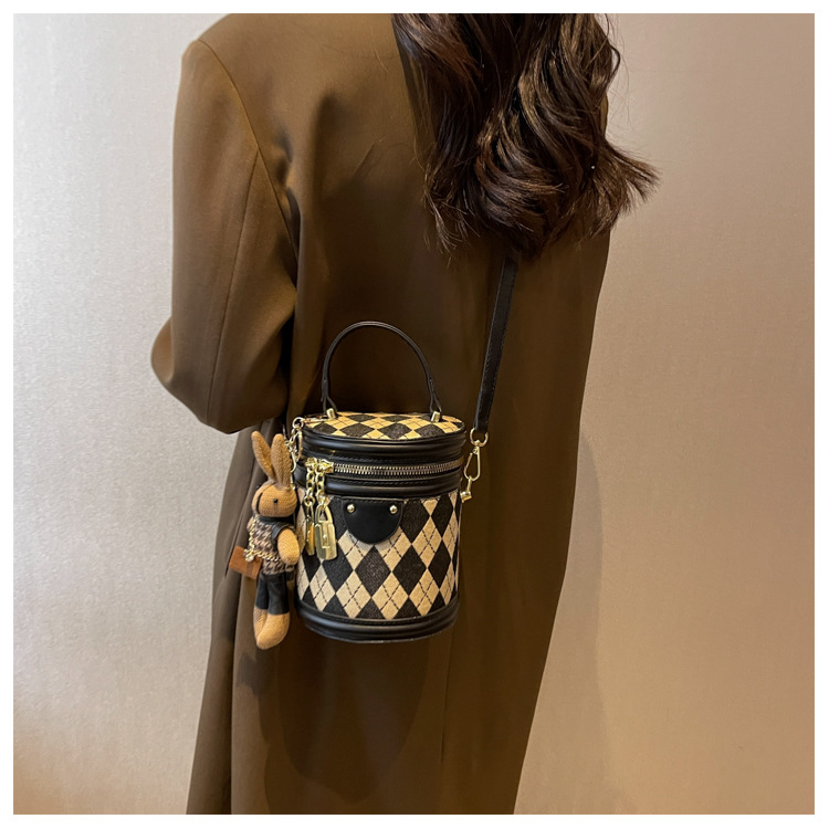 Nuova borsa piccola versatile retrò di vendita calda per la nuova borsa a tracolla piccola folla alla moda da donna con borsa a secchiello portatile con griglia di diamanti texture_voghion.com