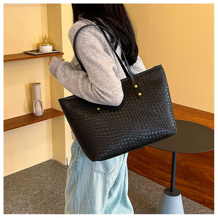 Borsa a mano tridimensionale unica di alta qualità 2023 autunno e inverno nuova borsa tote di grande capacità borsa sotto le ascelle con borsa a mano in stile straniero_voghion.com