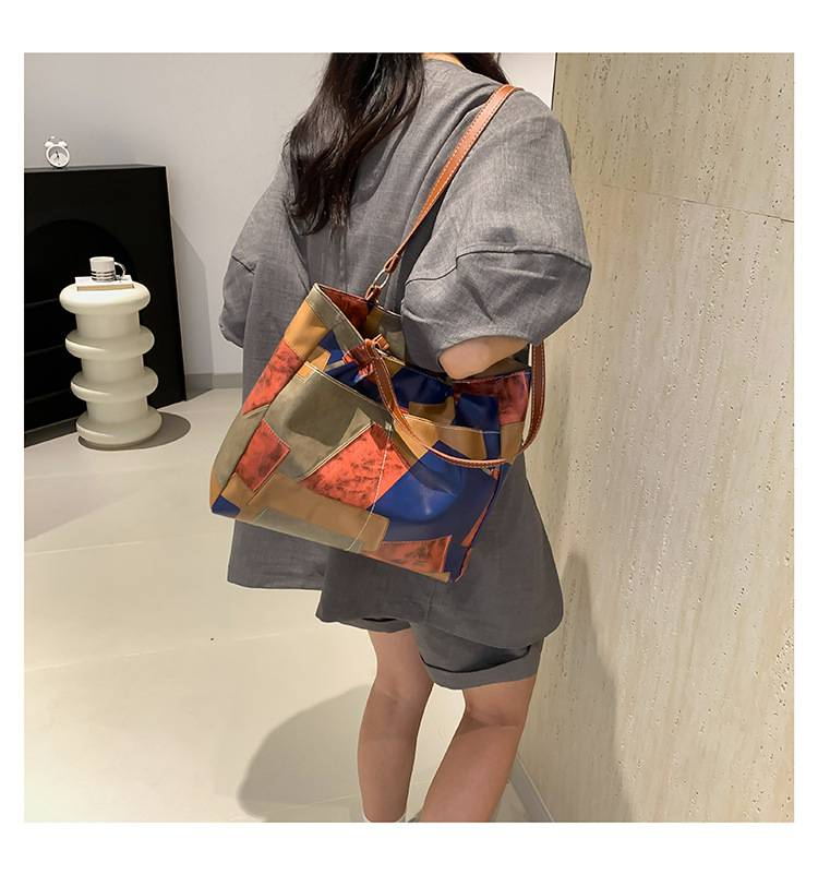 Three-color large-capacity bag, new stylish and elegant summer tote, with a simple and relaxed design, suitable for commuting and casual use._voghion.com