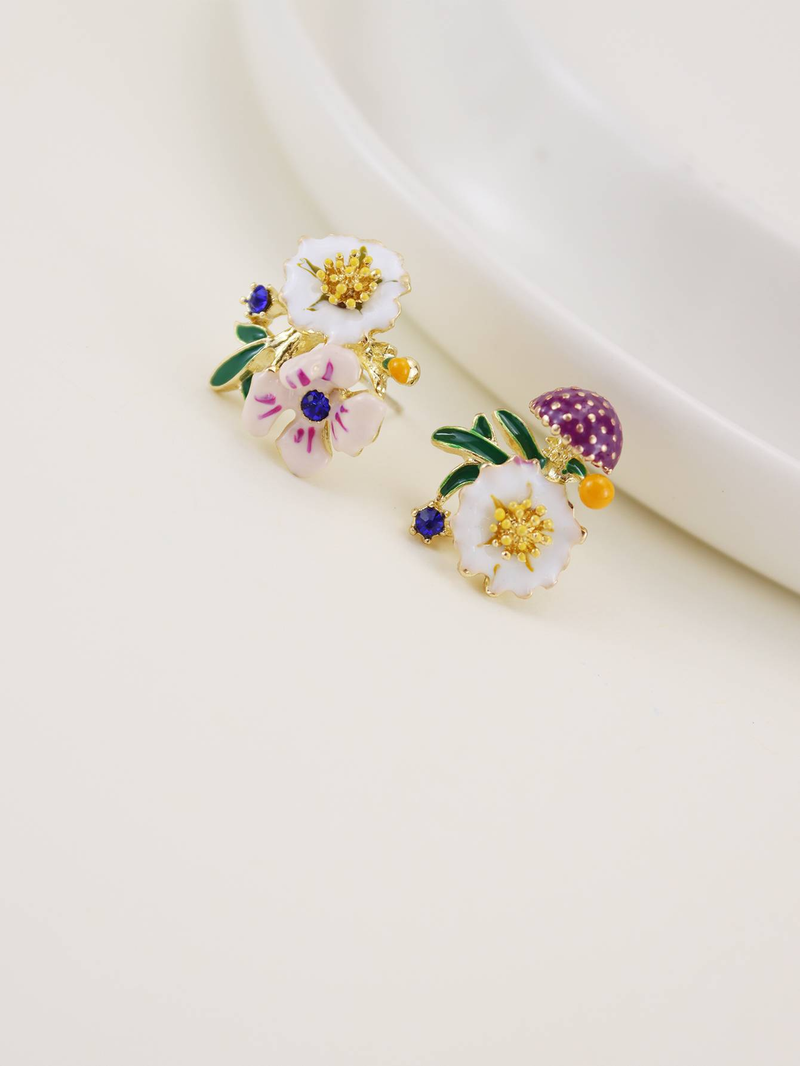 Un paio di orecchini vintage in lega di zinco con fiori in smalto a goccia_voghion.com