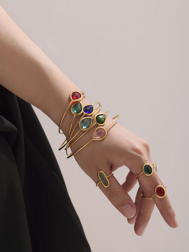 Bracciale da donna in acciaio inossidabile, leggero, lussuoso e minimalista, con zirconi colorati a forma di goccia di zucchero quadrata e apertura regolabile._voghion.com