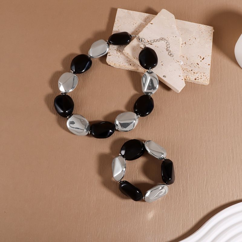 Collana con clavicola, perline grandi ed esagerate, in acrilico irregolare, semplice e suggestiva._voghion.com