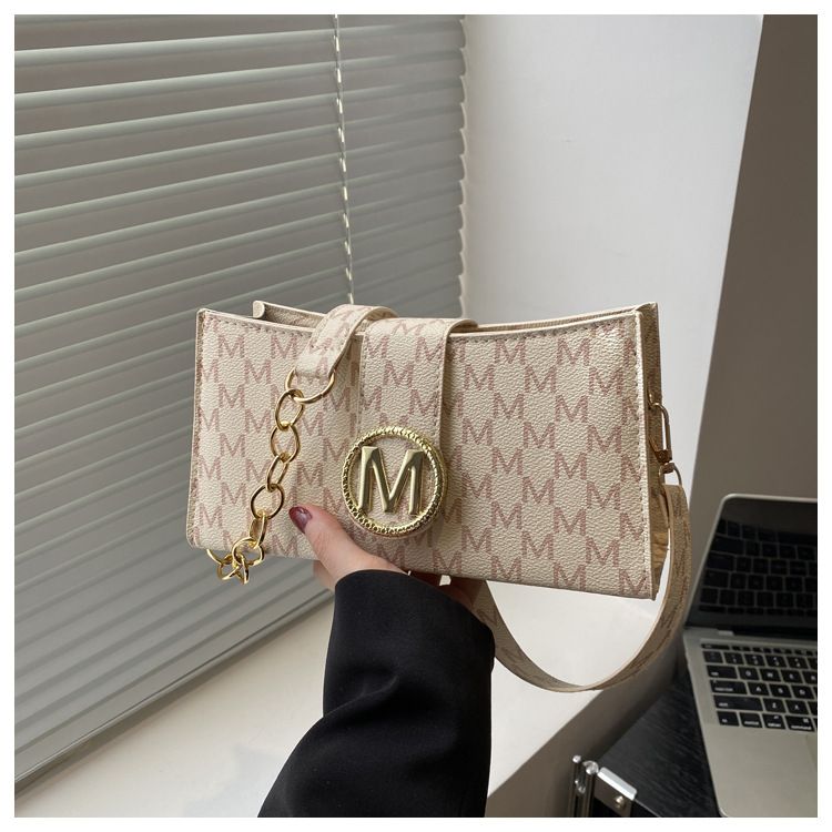 Moda in stile francese, artistico sotto le ascelle per le donne 2025, coreano, nuovo, semplice, piccolo quadrato con stampa a lettere e texture sulle spalle_voghion.com