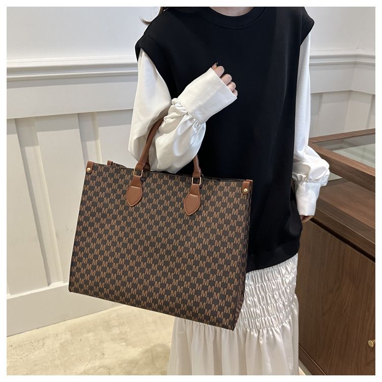 fashion simple large capacity retro printed handbag trendy hand held commuting ladies tote bag_voghion.com