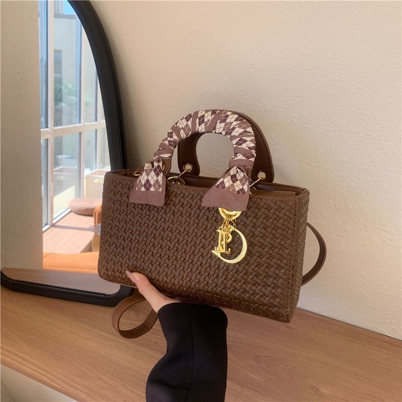 High-End-Nischentasche mit gewebtem Muster und Prinzessin Diana für Damen 2024 Neue Mode Schulter-Umhängetasche mit großer Kapazität_voghion.com