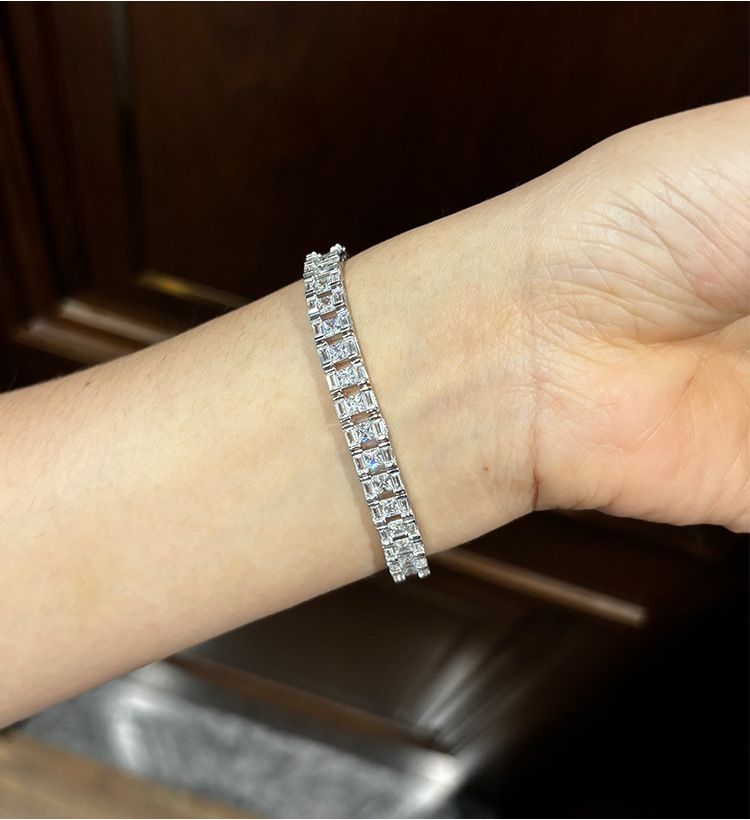 Bracciale da donna elegante con fascia larga geometrica cava e dettagli in diamanti, in argento sterling 925, pezzo minimalista da indossare tutti i giorni._voghion.com