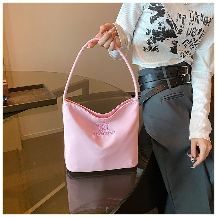 FOUR ONE Borsa a tracolla semplice casual da pendolare, borsa a secchiello in nylon ricamata con lettere di nicchia coreane_voghion.com